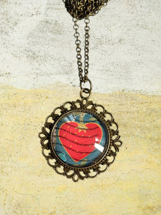Collana artigianale italiana con francobollo di un cuore rosa e foglie, serie dell'amore, cornice bronzo