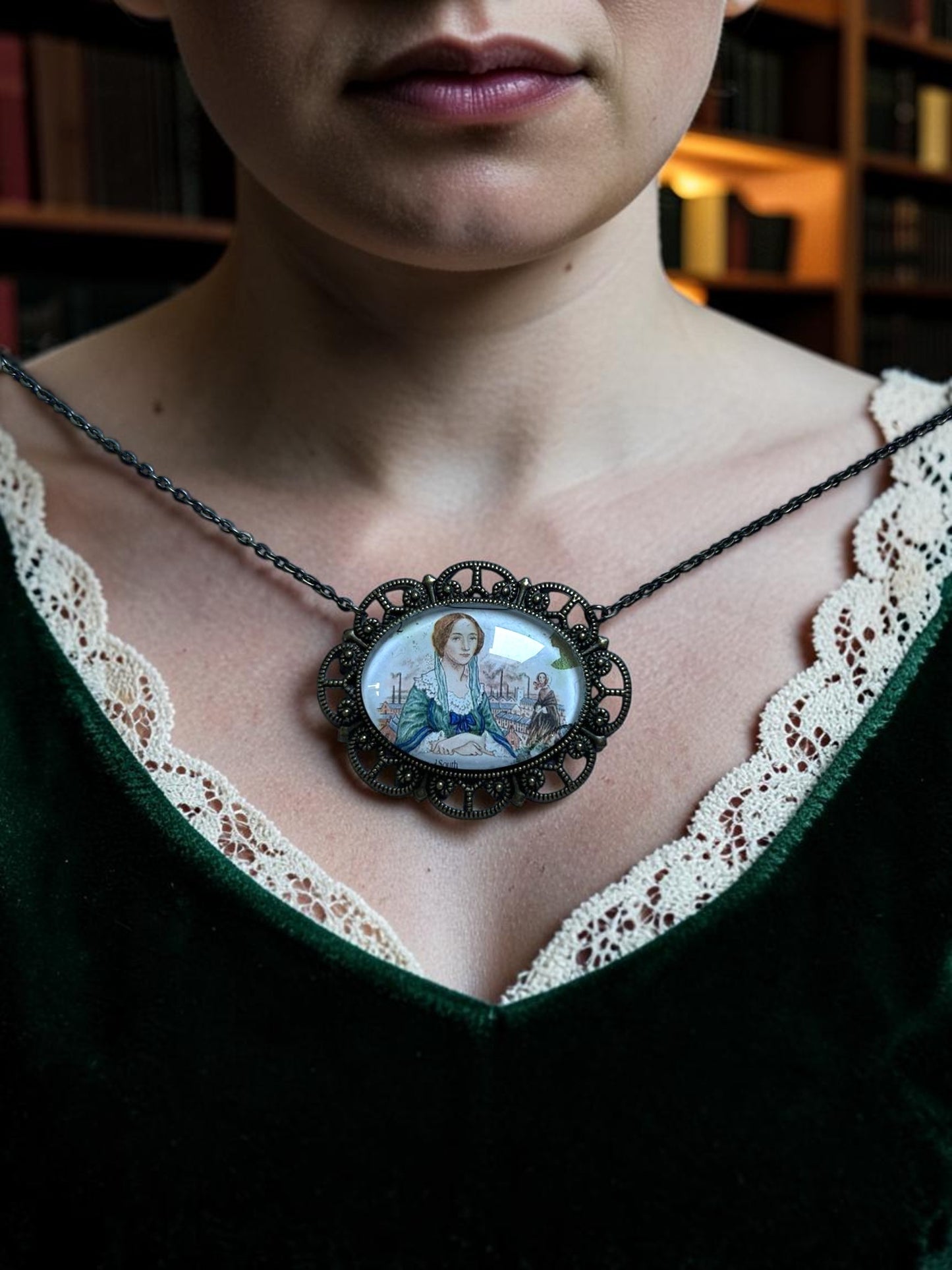 Collana ovale indossata con francobollo inglese del 1980 di Elizabeth Gaskell, scena di Nord e Sud