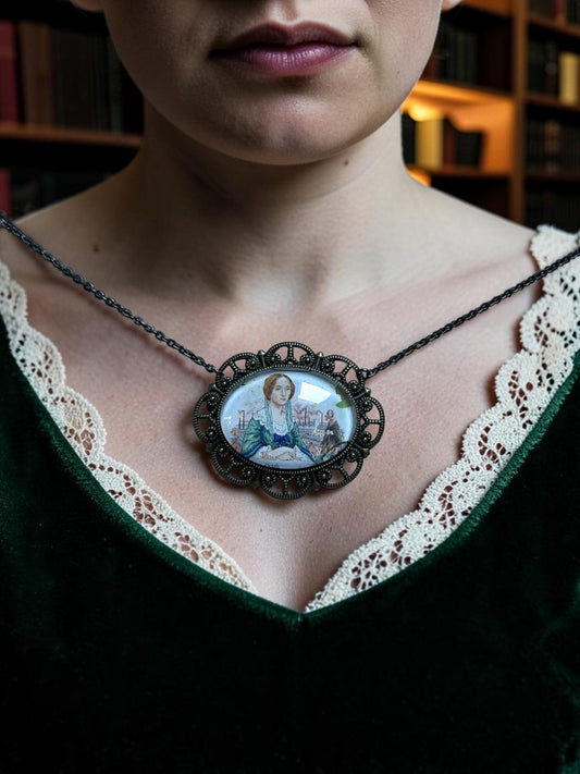 Collana ovale indossata con francobollo inglese del 1980 di Elizabeth Gaskell, scena di Nord e Sud
