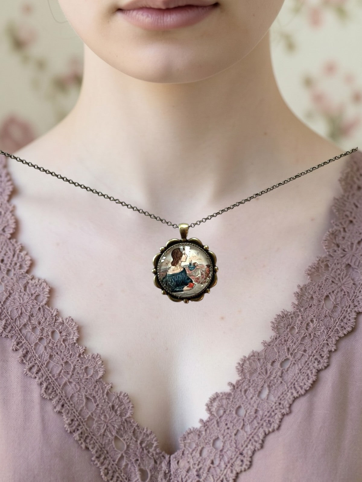 Collana indossata, ciondolo tondo in bronzo con francobollo inglese del 1980 dedicato a Emily Brontë e Cime tempestose, artigianato, Italia