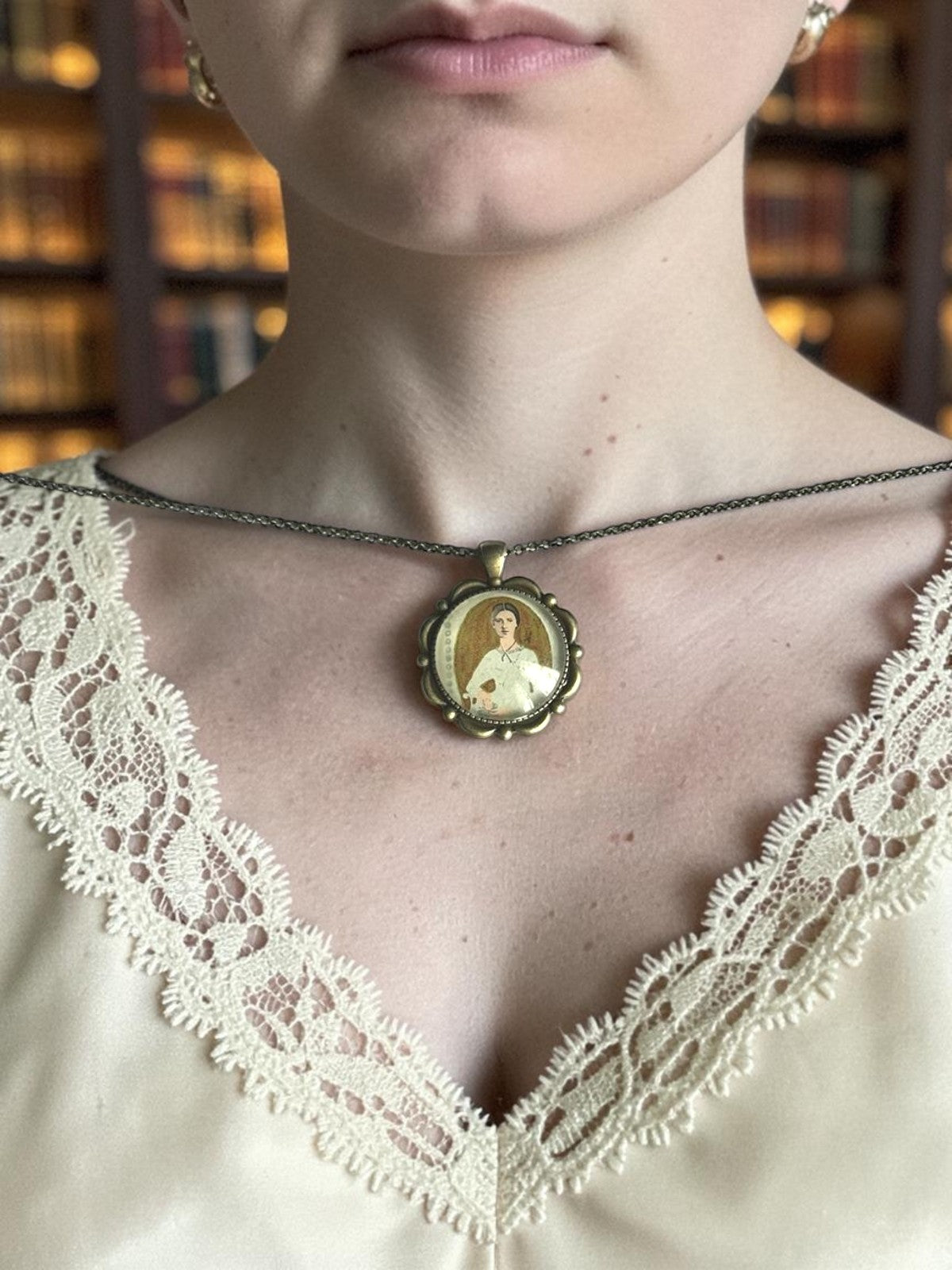 Collana con il francobollo americano del 1971 dedicato a Emily Dickinson, la poetessa dalle quasi milleottocento liriche nascoste.