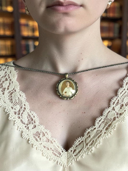 Collana con il francobollo americano del 1971 dedicato a Emily Dickinson, la poetessa dalle quasi milleottocento liriche nascoste.