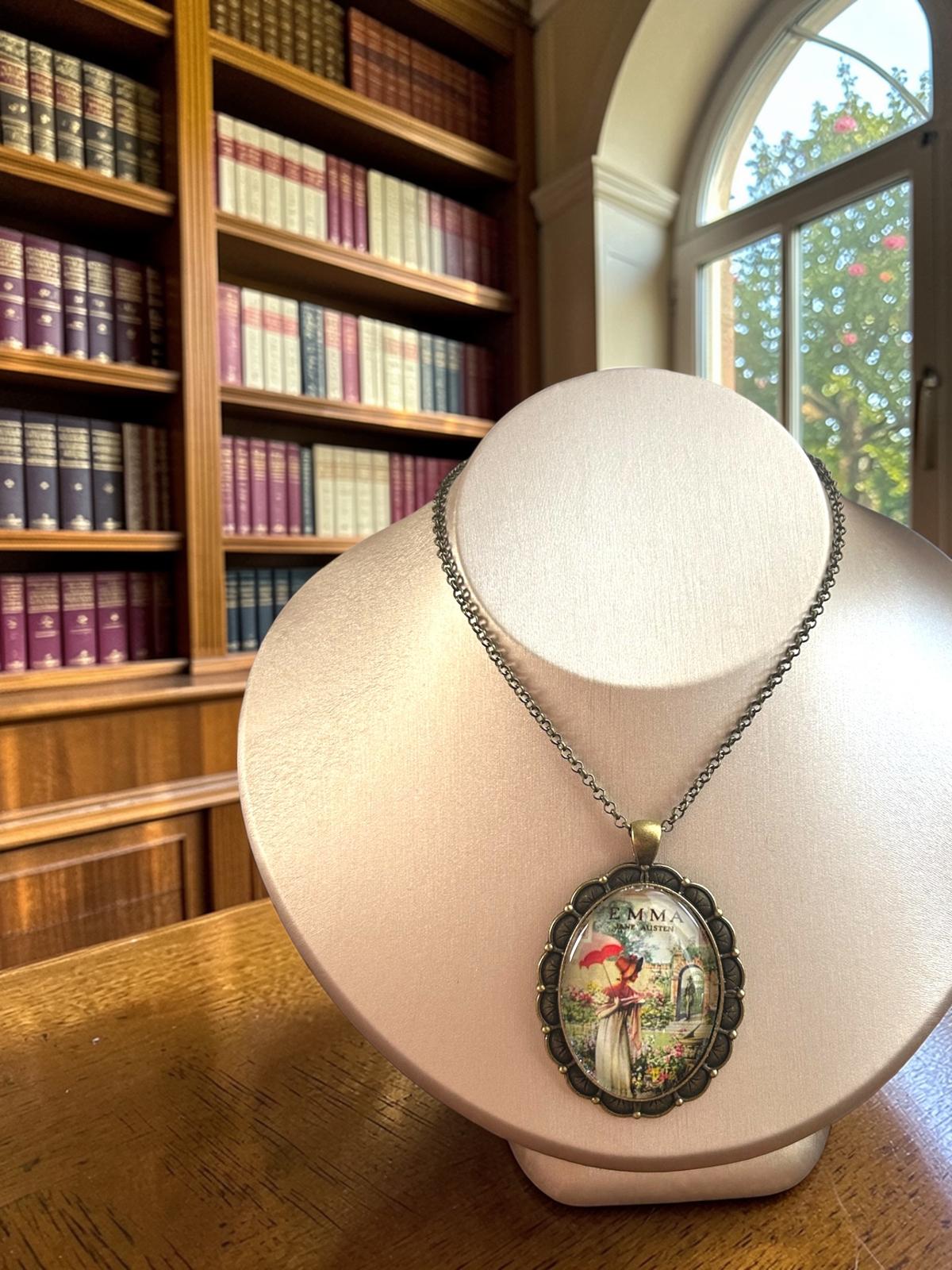 Dettaglio del ciondolo artigianale con copertina vintage di Emma di Jane Austen, montatura in bronzo, Italia