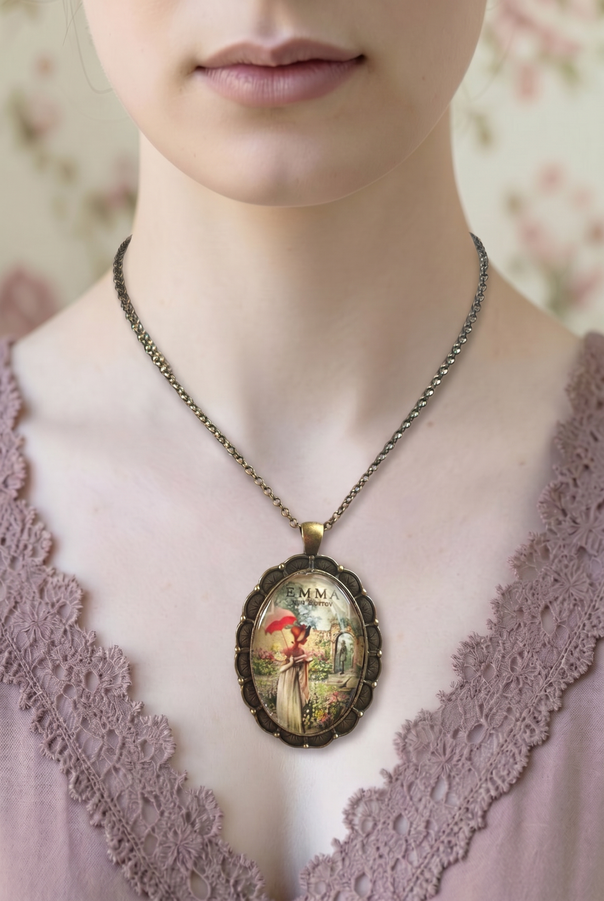 Collana artigianale indossata, ciondolo con copertina vintage di Emma di Jane Austen, bronzo, Italia