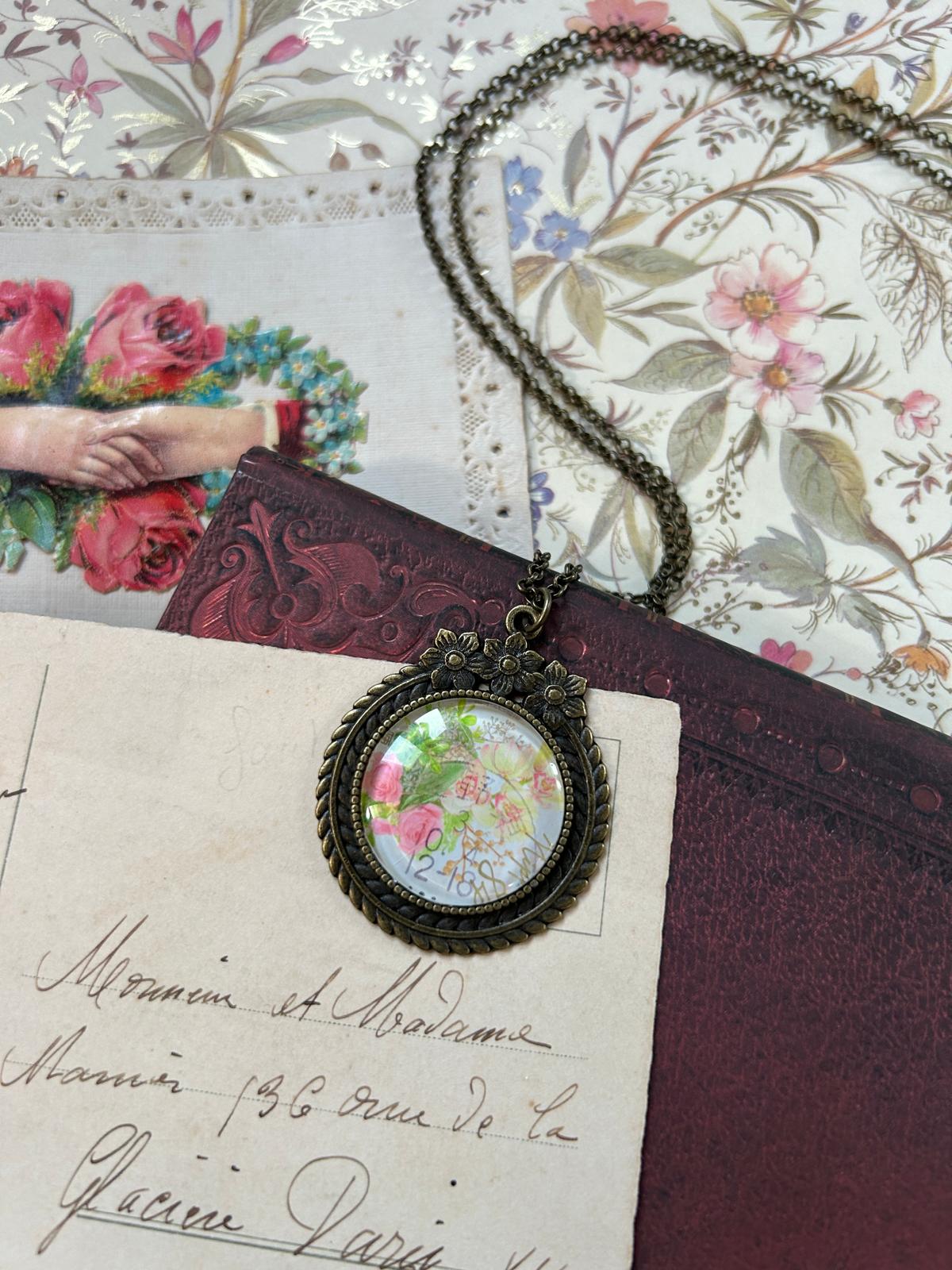 Collana Floreale Giapponese - Gioiello Delicato con Francobollo Vintage del Sol Levante - Lady Nostalgia