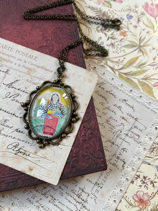 Collana con ciondolo ovale e francobollo giapponese: una donna raccoglie il tè con il Monte Fuji sullo sfondo