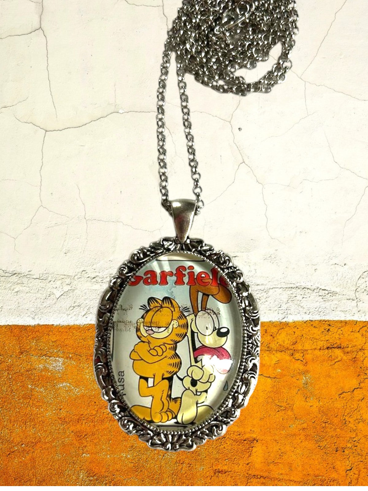 Ciondolo ovale artigianale con francobollo americano di Garfield e Odie, cornice argentata lavorata