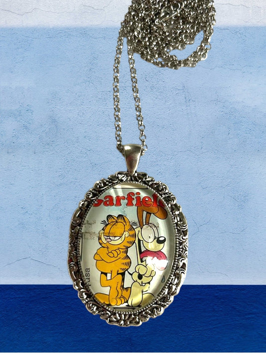 Ciondolo ovale artigianale italiano con francobollo del gatto Garfield e Odie, cornice argentata lavorata