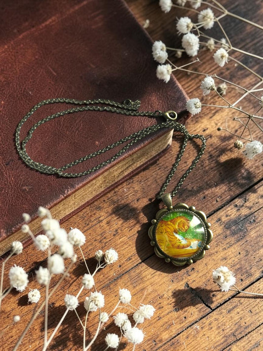 
Collana Lady Nostalgia con francobollo inglese del 1994: gatto rosso che scrive una lettera con la penna d'oca, sfondo verde.