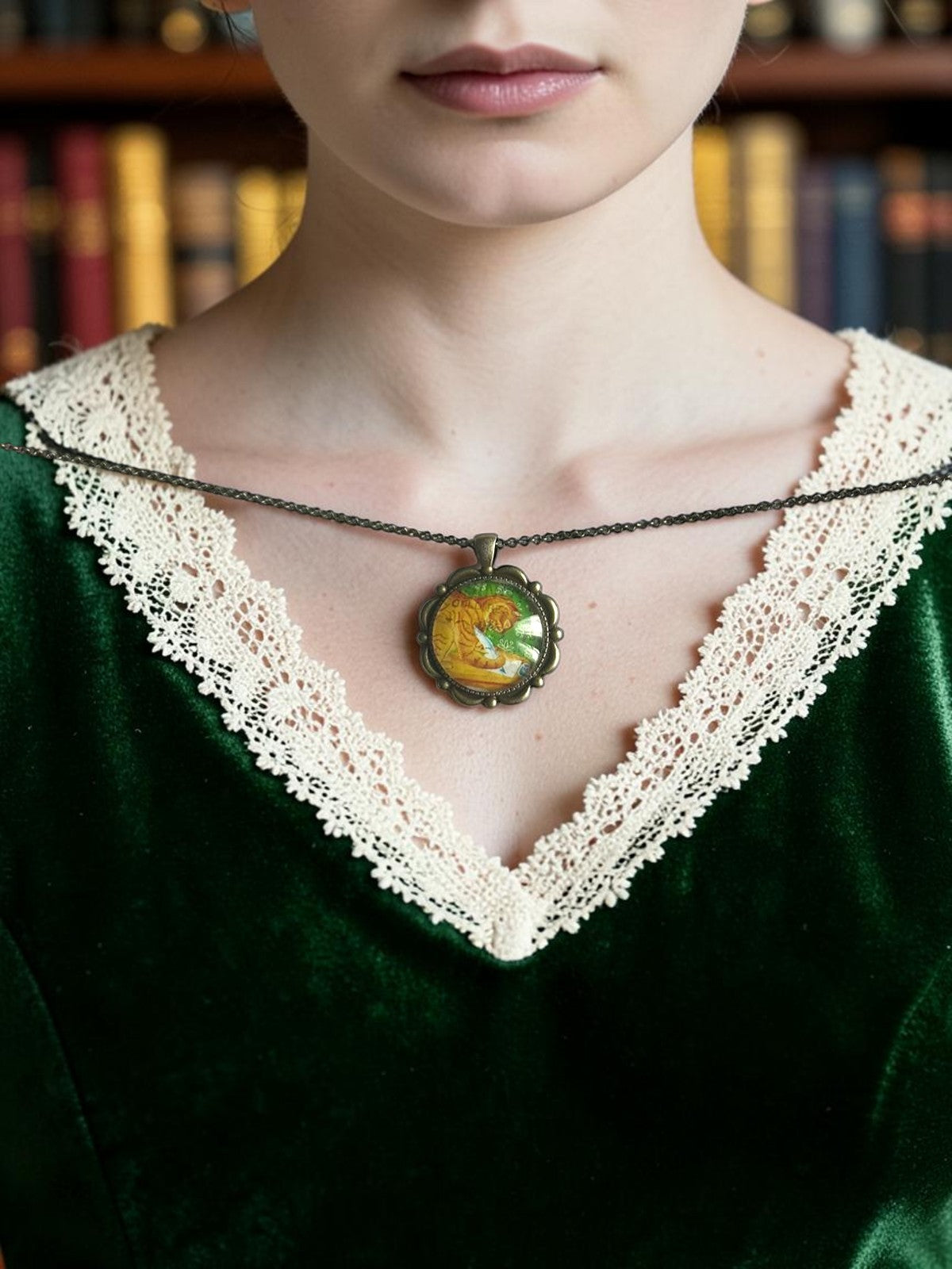 
Collana Lady Nostalgia con francobollo inglese del 1994: gatto rosso che scrive una lettera con la penna d'oca, sfondo verde.