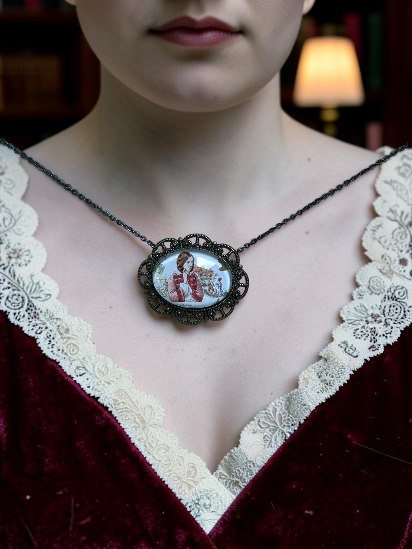 Collana ovale indossata con francobollo inglese del 1980 di George Eliot, scena de Il mulino sulla Floss