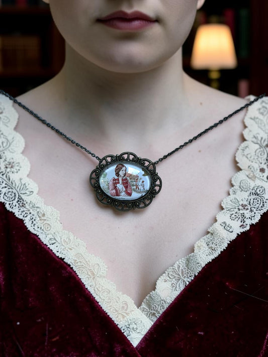 Collana ovale indossata con francobollo inglese del 1980 di George Eliot, scena de Il mulino sulla Floss