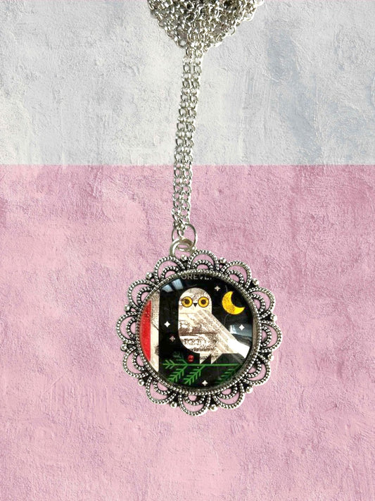Collana artigianale italiana con francobollo americano di un gufo in stile grafico, design moderno, cornice argentata
