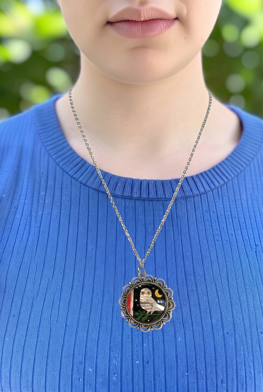 Collana artigianale indossata con francobollo americano di un gufo geometrico, illustrazione moderna, Italia