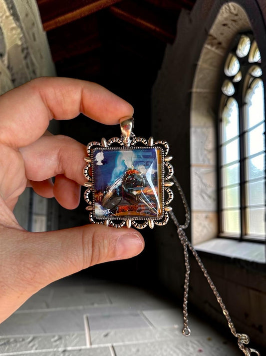 Collana artigianale italiana con l'Hogwarts Express in mano, ciondolo quadrato da francobollo dell'Isola di Man