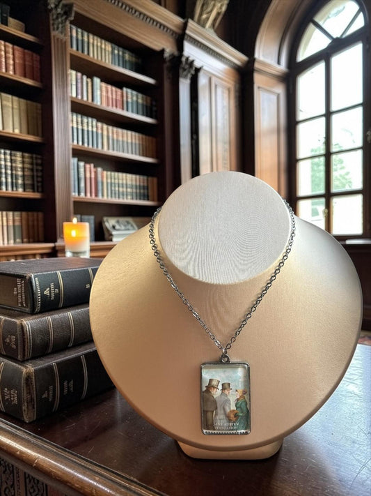 Collana Jane Austen con il francobollo Royal Mail del 2013 dedicato a Persuasione, illustrato da Angela Barrett, incastonato in una montatura rettangolare di metallo scuro. La collana è indossata su un busto.