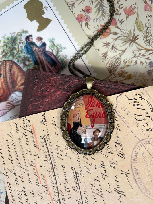 Collana con ciondolo ovale: copertina vintage di Jane Eyre, dal film del 1943 con Orson Welles e Joan Fontaine