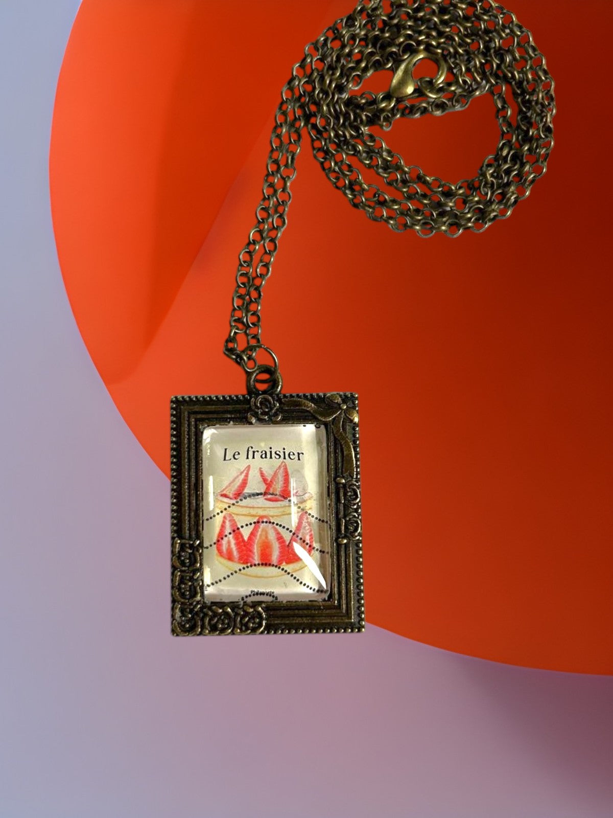 Collana artigianale italiana con francobollo francese Le Fraisier, dolce alle fragole, cornice bronzo lavorata