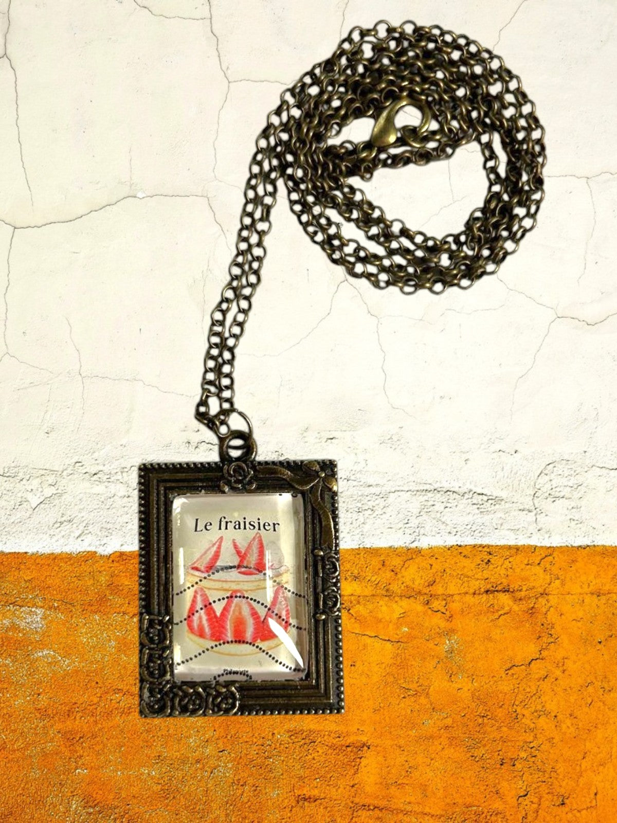 Collana artigianale italiana con francobollo francese Le Fraisier, dolce alle fragole, cornice bronzo lavorata