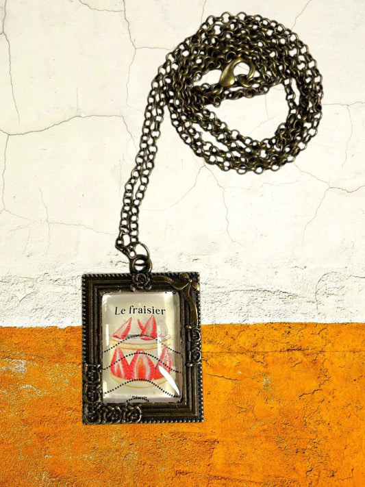 Collana artigianale italiana con francobollo francese Le Fraisier, dolce alle fragole, cornice bronzo lavorata