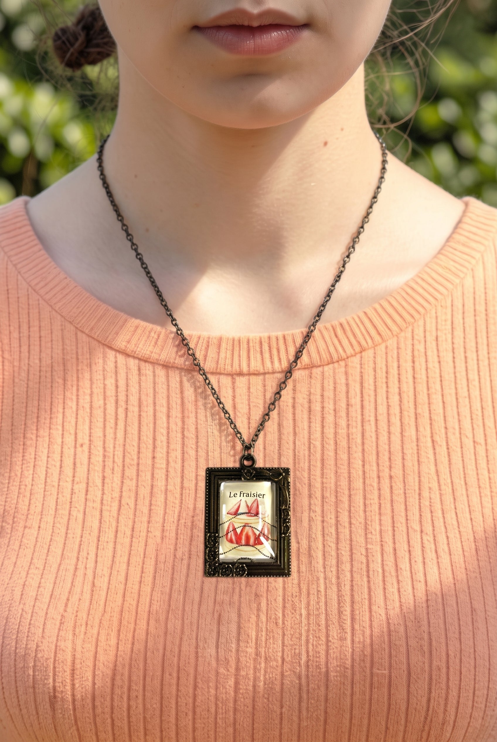 Collana artigianale indossata con francobollo francese Le Fraisier, torta di fragole, cornice bronzo, Italia