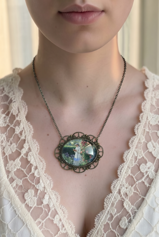 Collana artigianale italiana con la lettrice di Blair Leighton, indossata su camicetta di pizzo bianco