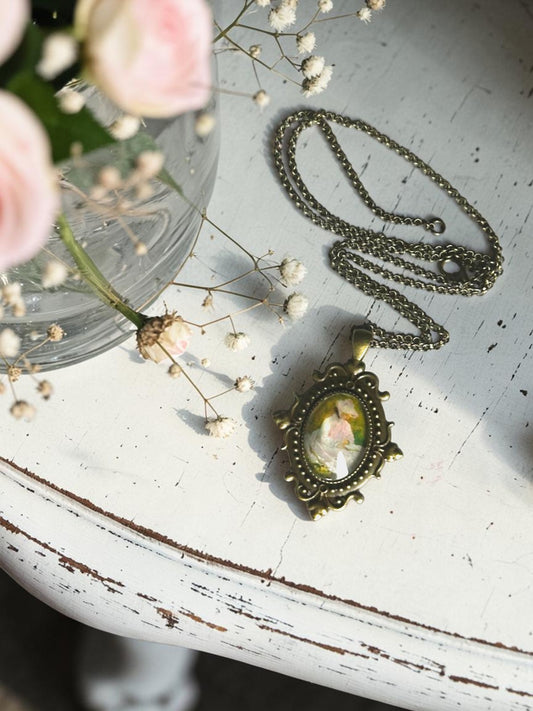 Collana ovale distesa, francobollo con La Primavera di Monet: una donna legge sotto i lillà in un giardino