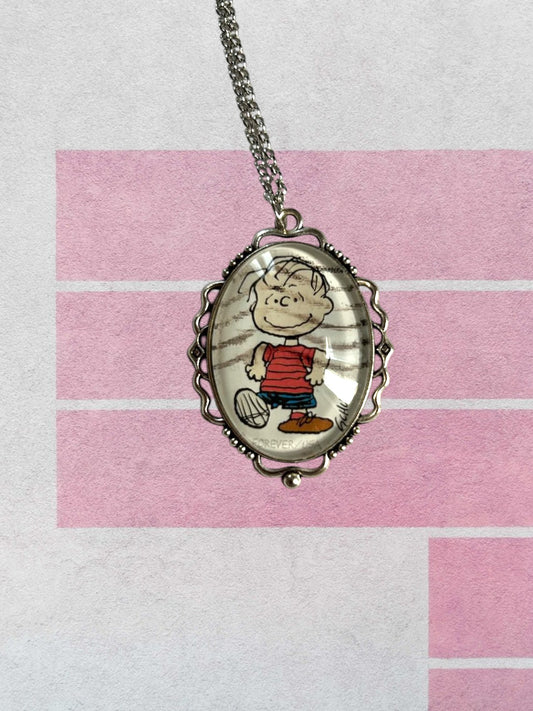 Dettaglio della collana artigianale con francobollo americano di Linus dei Peanuts, creata in Italia