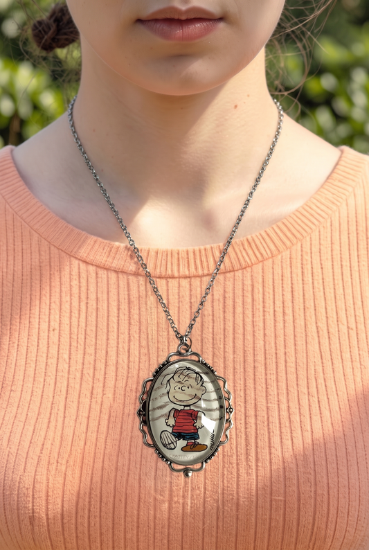 Collana artigianale indossata con francobollo americano di Linus dei Peanuts, cornice ovale argentata, Italia