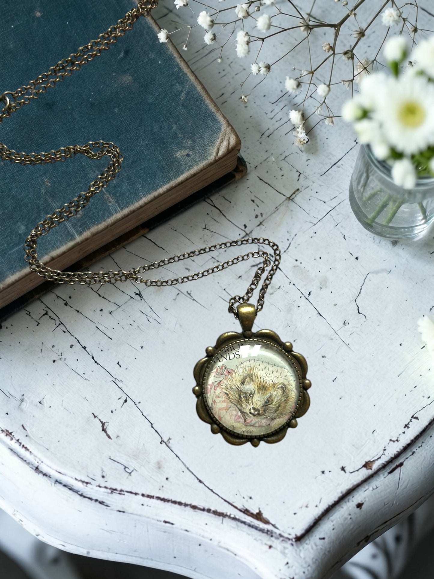 Collana con francobollo di Mrs Tiggy-Winkle, il riccio di Beatrix Potter, cornice tonda in bronzo con petali in rilievo, artigianato, Italia