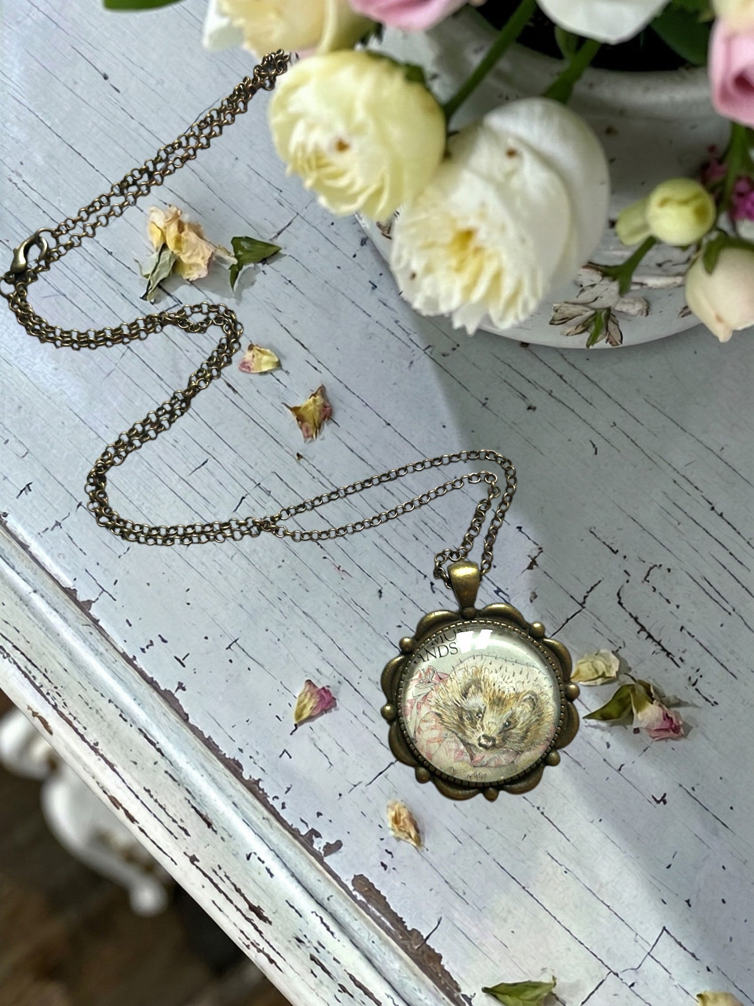 Collana con francobollo di Mrs Tiggy-Winkle, il riccio di Beatrix Potter, cornice tonda in bronzo con petali in rilievo, artigianato, Italia