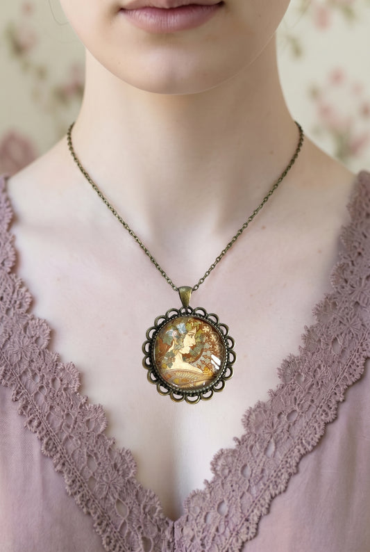 Collana artigianale con ciondolo Mucha in bronzo indossata, profilo femminile Art Nouveau, gioielleria italiana Lady Nostalgia