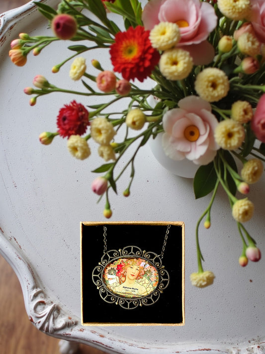 Collana artigianale con volto femminile e fiori Art Nouveau di Mucha in montatura ovale di bronzo, gioielleria italiana