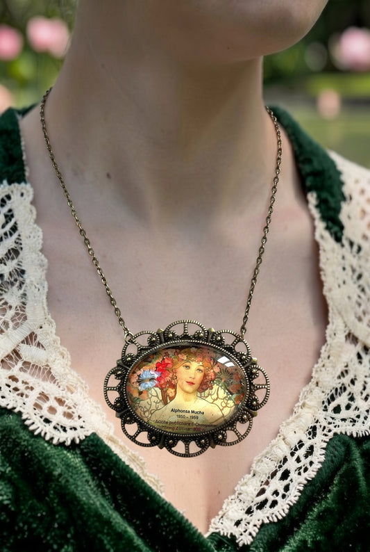 Collana artigianale Mucha ovale in bronzo indossata, volto femminile Art Nouveau con fiori, gioielleria italiana