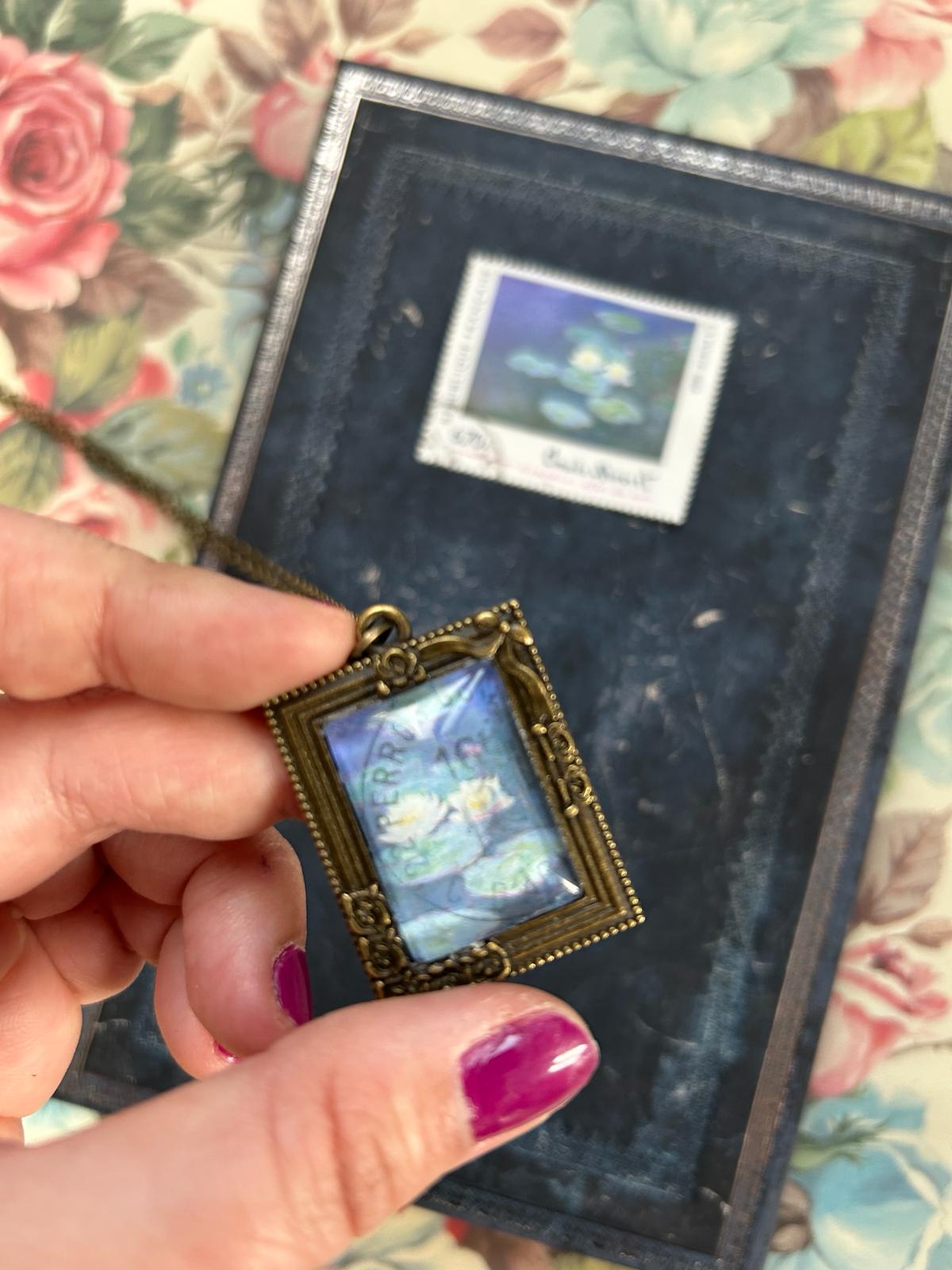 Collana rettangolare Lady Nostalgia con francobollo delle Ninfee di Monet, come un piccolo quadro incorniciato.