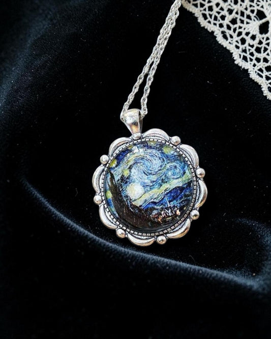 Collana artigianale con la Notte Stellata di Van Gogh, ciondolo tondo con cornice a petali color argento, su velluto scuro, Italia