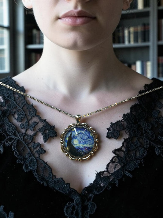 Collana con la Notte Stellata di Van Gogh indossata su un abito di pizzo nero, ciondolo tondo con cornice a petali, Italia