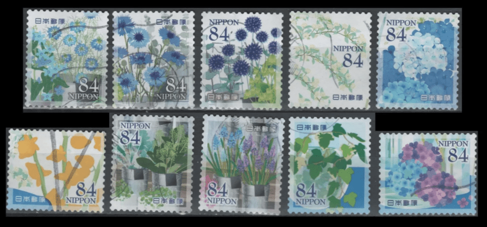 Foglio di francobolli giapponesi con fiori, da cui proviene l'ortensia blu del ciondolo