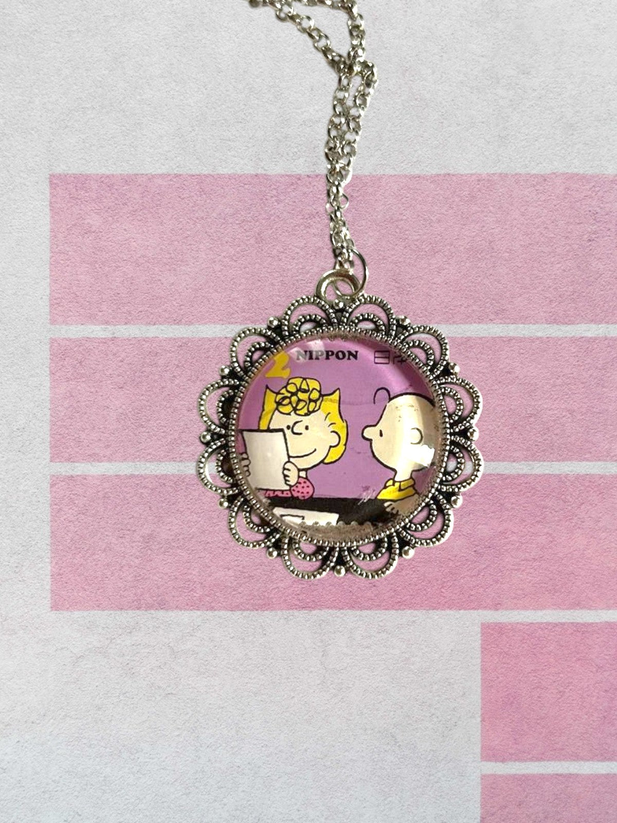 Collana artigianale con francobollo Peanuts di Sally e Linus su fondo rosa, idea regalo, cornice argentata, Italia