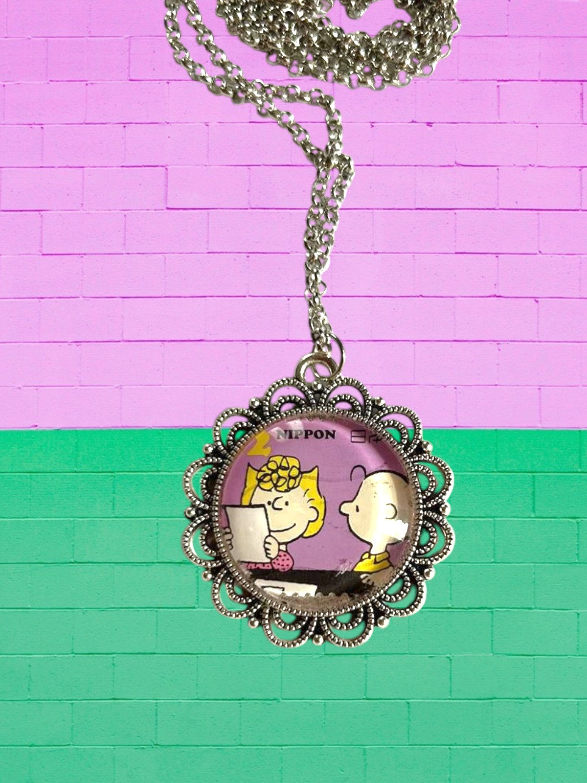 Collana artigianale italiana con francobollo giapponese dei Peanuts, Sally e Linus, cornice argentata traforata