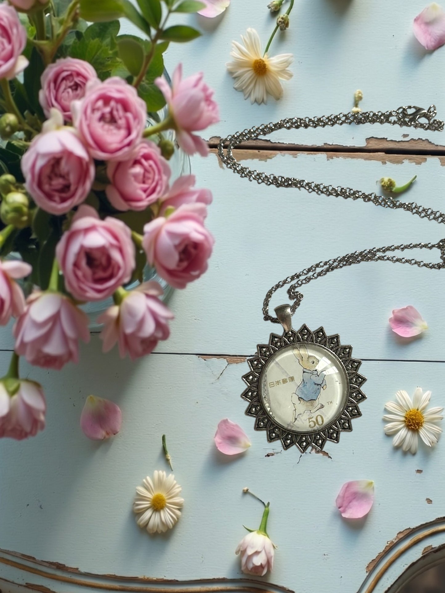 Collana con francobollo giapponese di Peter Coniglio di Beatrix Potter che corre, cornice tonda in argento a raggiera, indossata, artigianato, Italia
