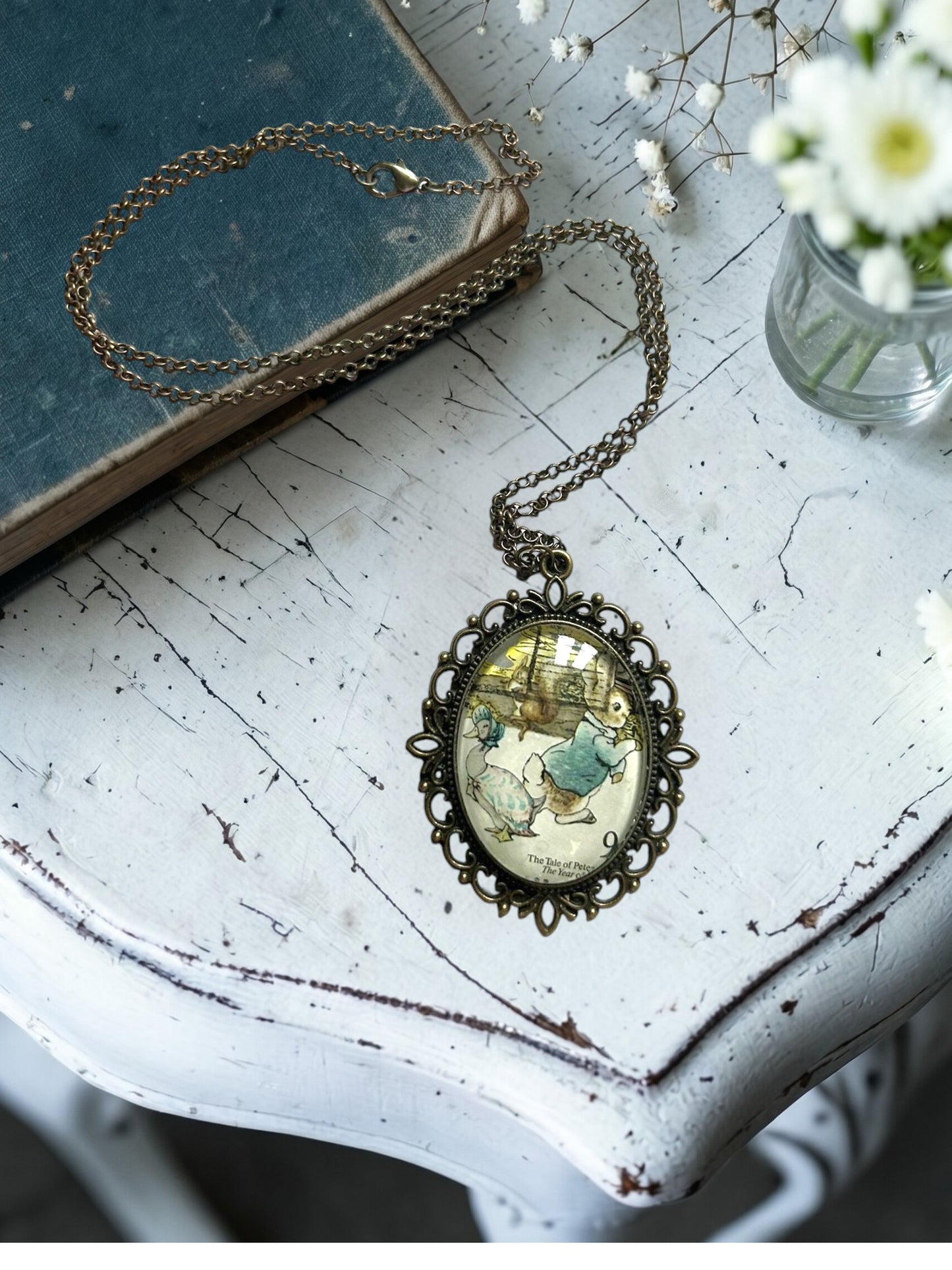 Collana con francobollo d'epoca inglese del 1979 di Peter Rabbit di Beatrix Potter, cornice ovale in bronzo a filigrana, su tavolo, artigianato, Italia