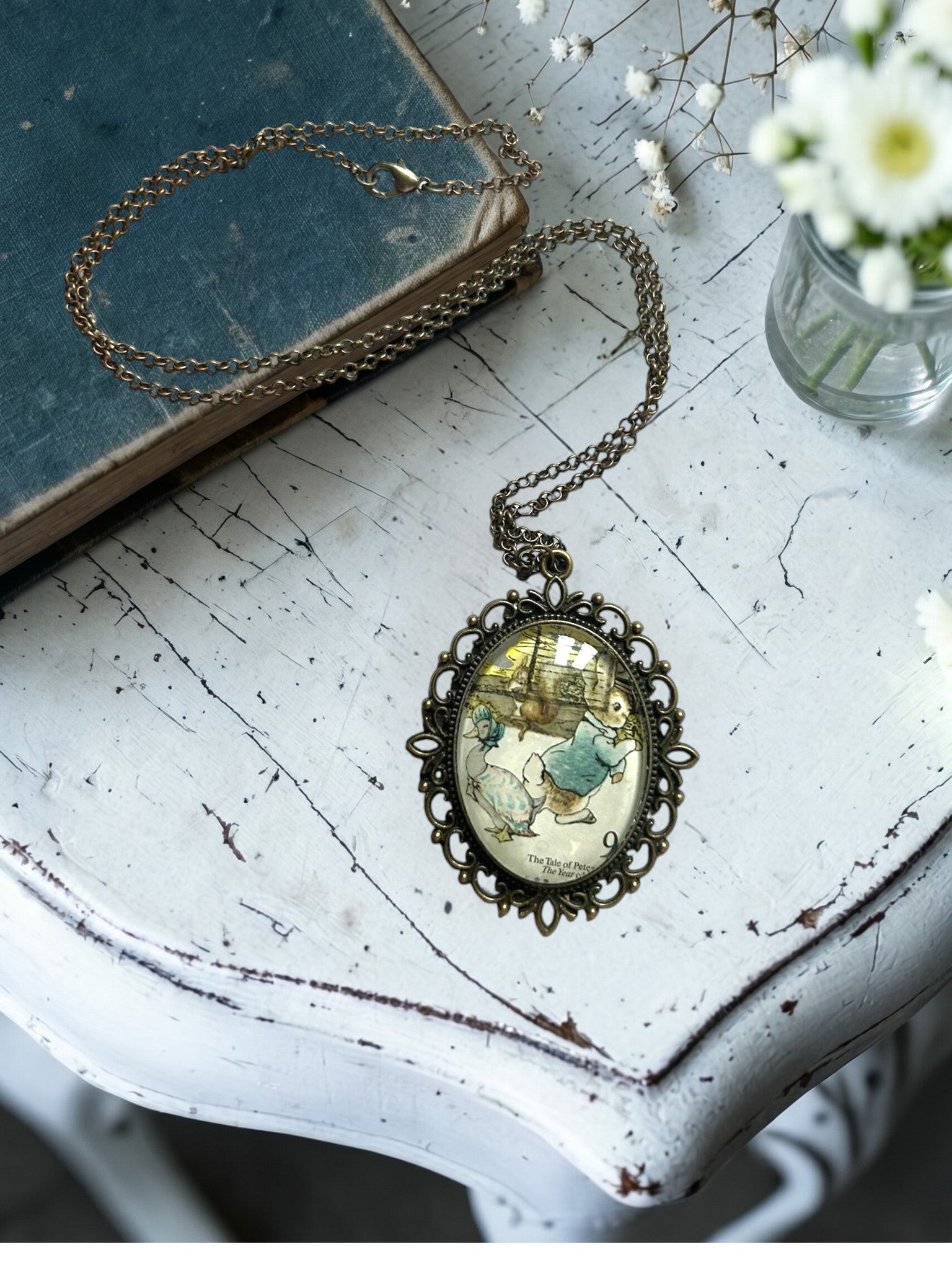 Collana con francobollo d'epoca inglese del 1979 di Peter Rabbit di Beatrix Potter, cornice ovale in bronzo a filigrana, su tavolo, artigianato, Italia