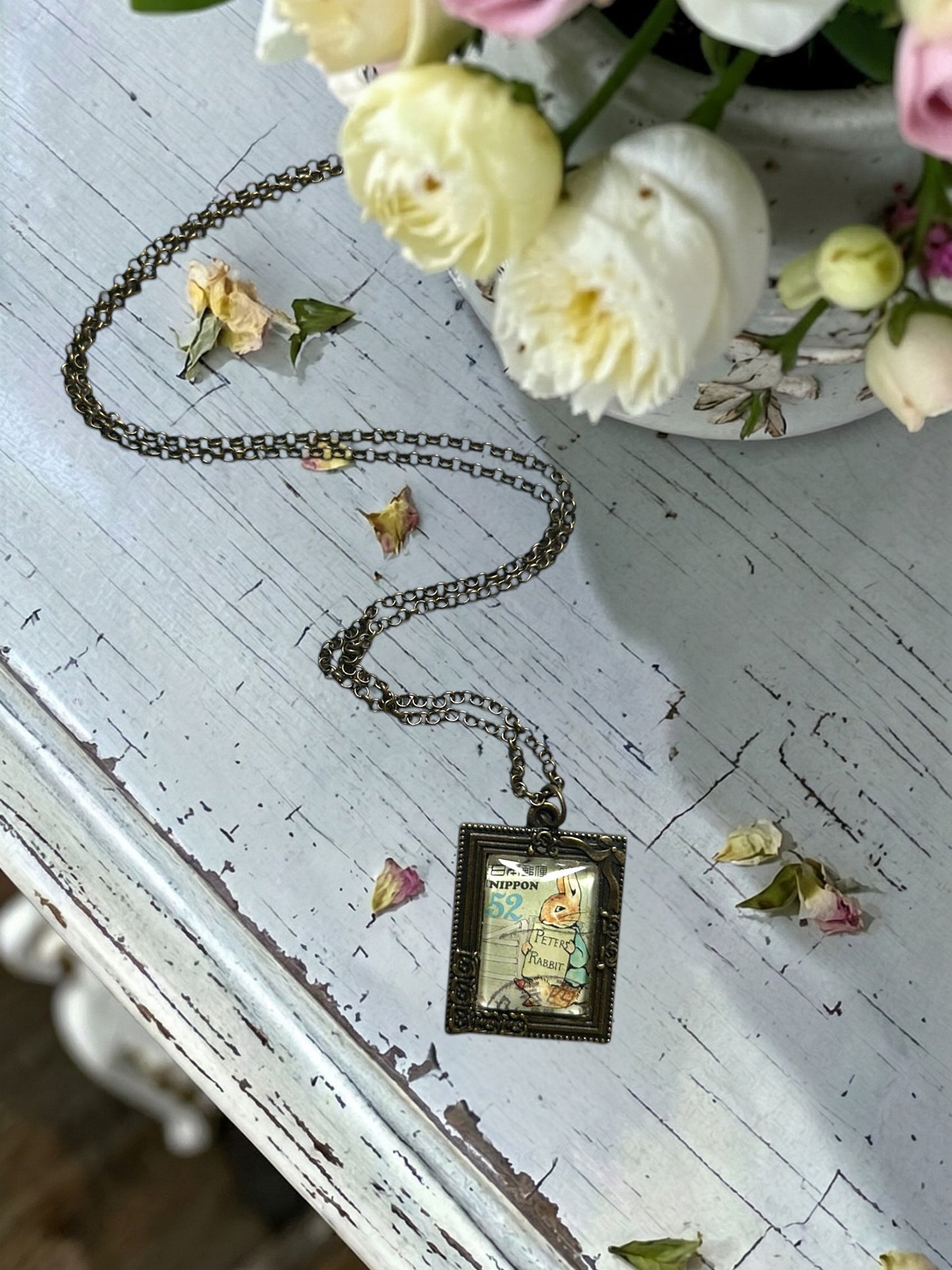 Collana con francobollo giapponese di Peter Rabbit di Beatrix Potter che tiene un libro, cornice rettangolare in bronzo, artigianato, Italia
