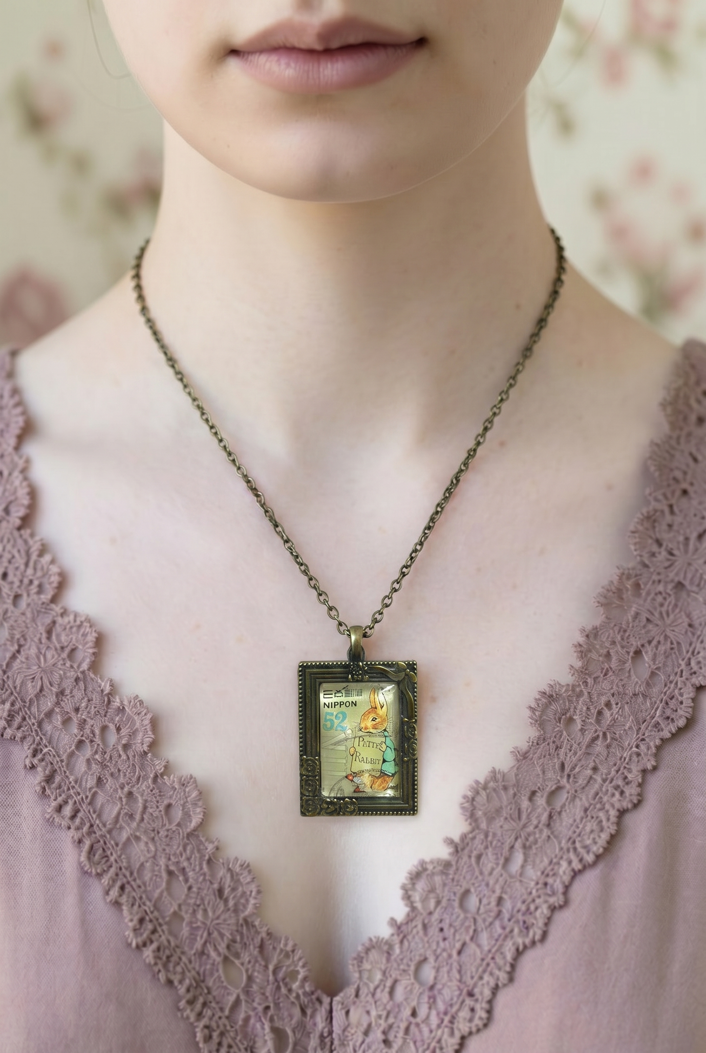 Collana con francobollo giapponese di Peter Rabbit di Beatrix Potter che tiene un libro, cornice rettangolare in bronzo, indossata, artigianato, Italia
