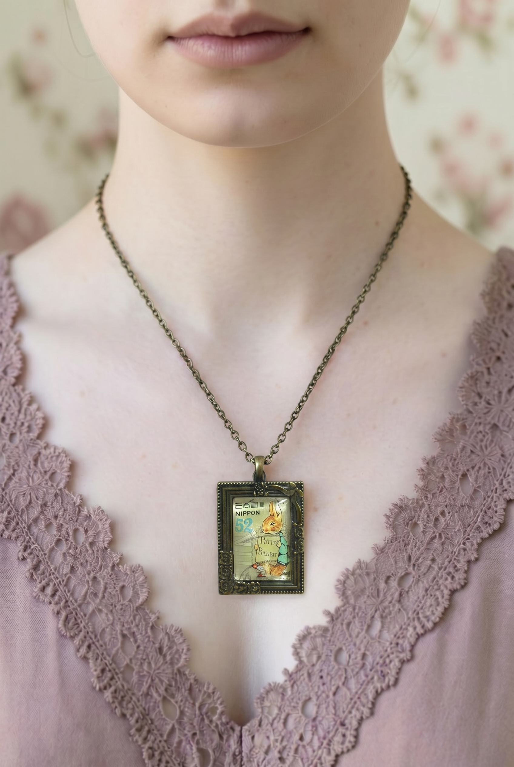 Collana con francobollo giapponese di Peter Rabbit di Beatrix Potter che tiene un libro, cornice rettangolare in bronzo, indossata, artigianato, Italia