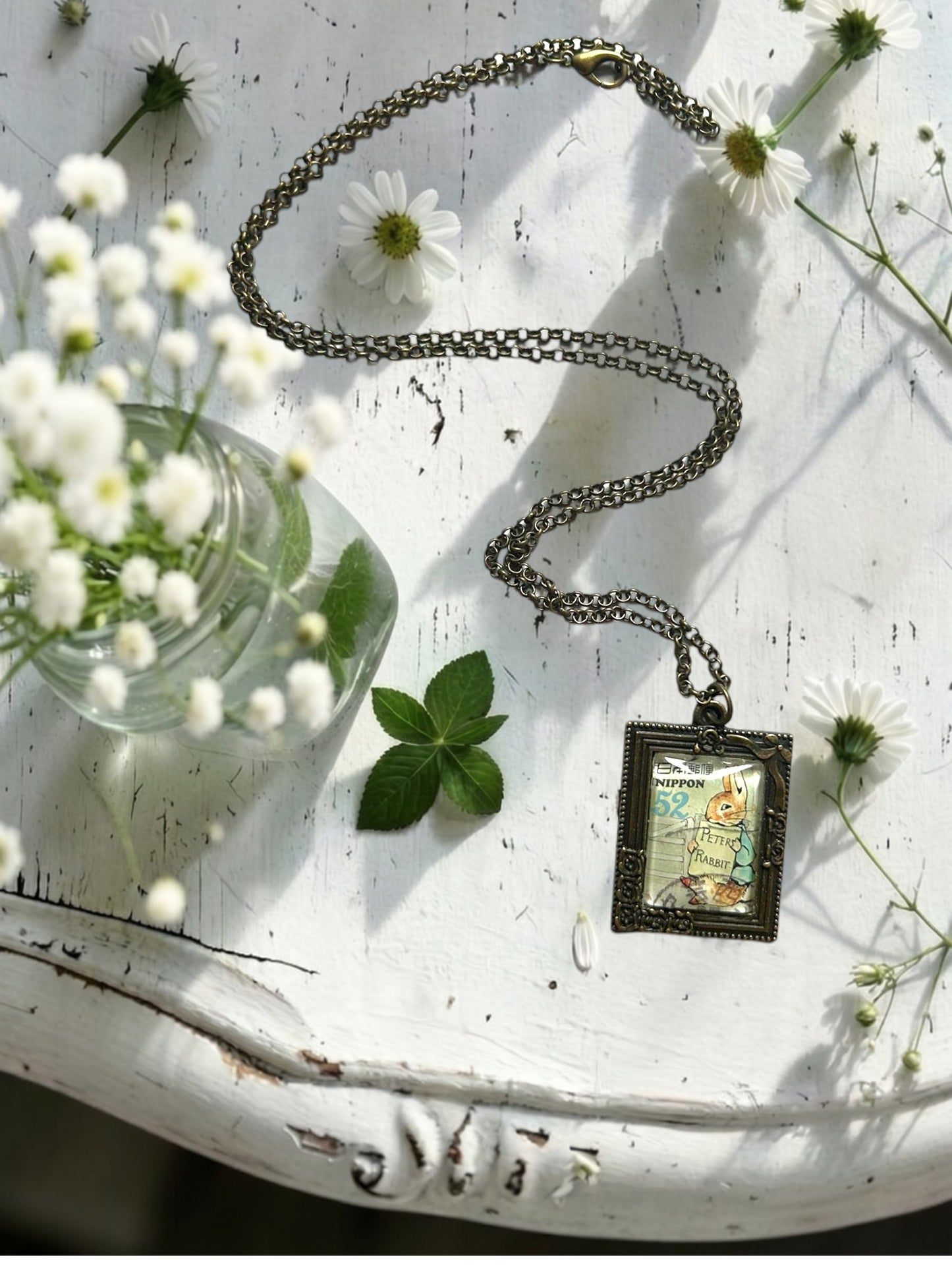 Collana con francobollo giapponese di Peter Rabbit di Beatrix Potter che tiene un libro, cornice rettangolare in bronzo, artigianato, Italia