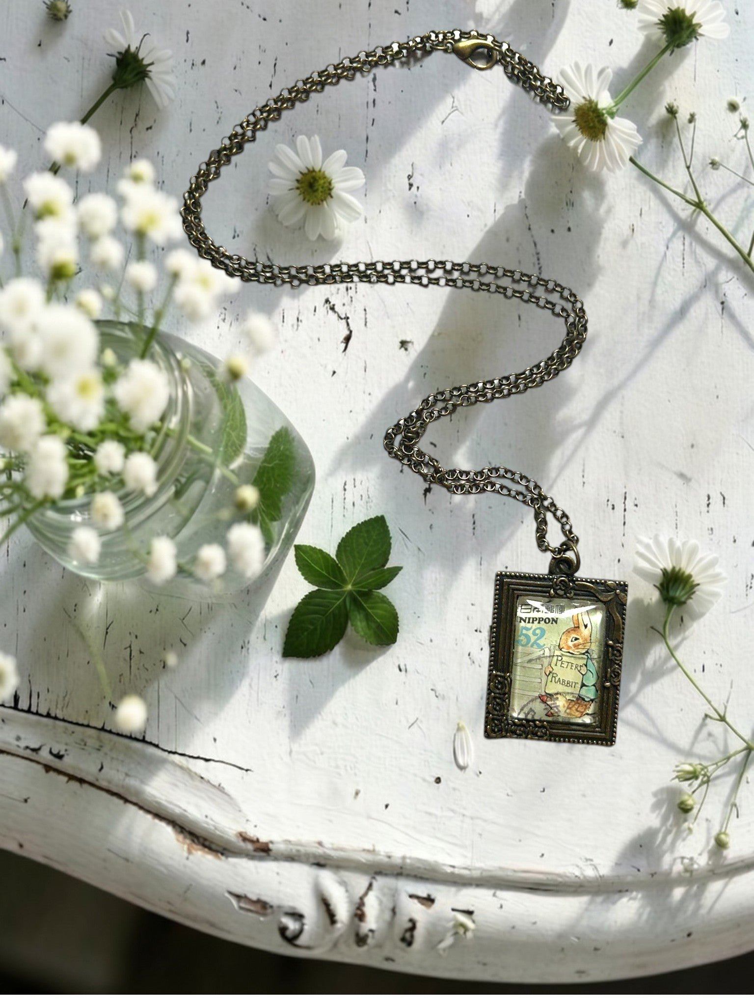 Collana con francobollo giapponese di Peter Rabbit di Beatrix Potter che tiene un libro, cornice rettangolare in bronzo, artigianato, Italia