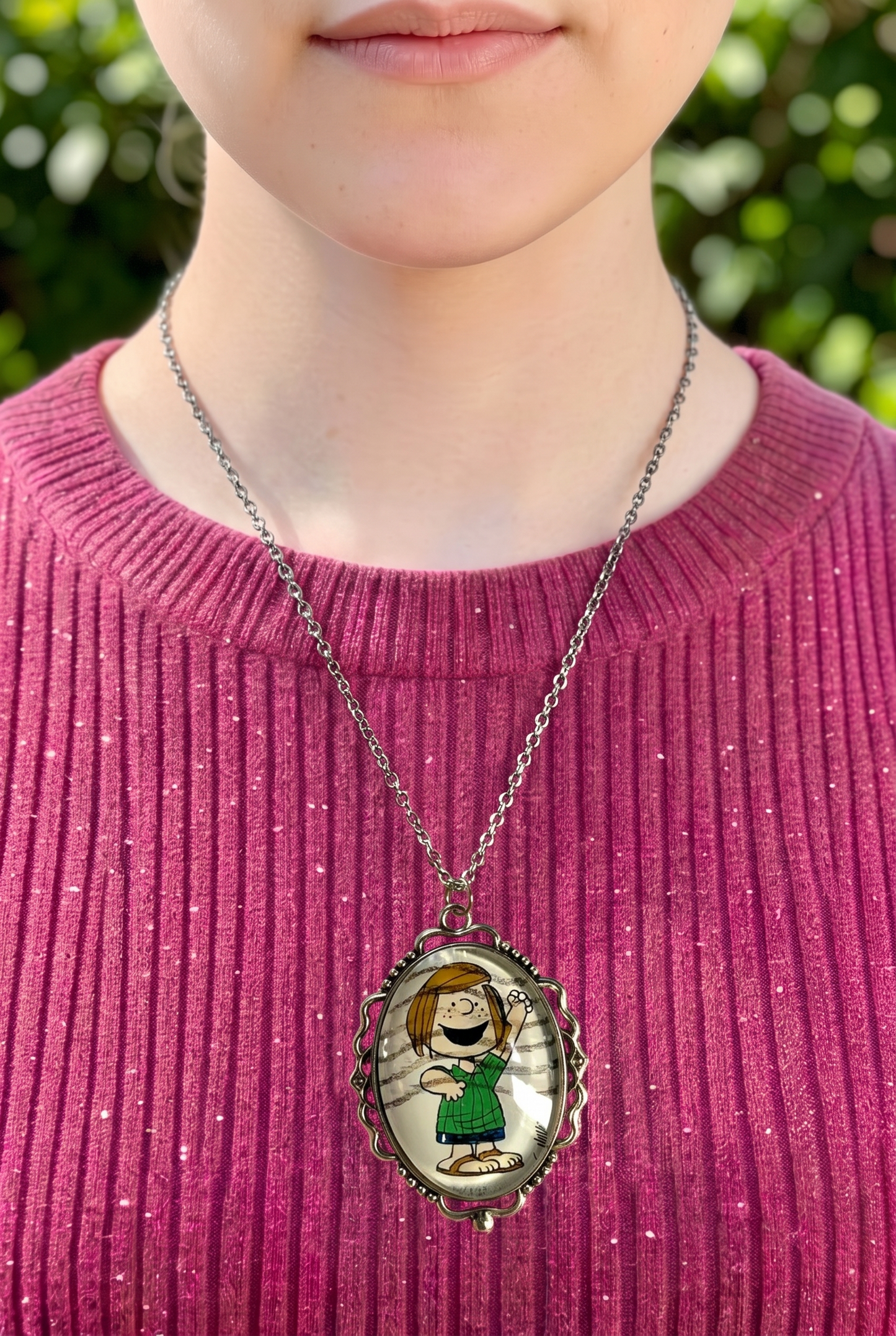 Collana artigianale indossata con francobollo americano di Piperita Patty, cornice ovale argentata, Italia