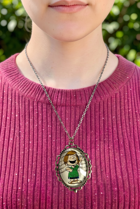 Collana artigianale indossata con francobollo americano di Piperita Patty, cornice ovale argentata, Italia